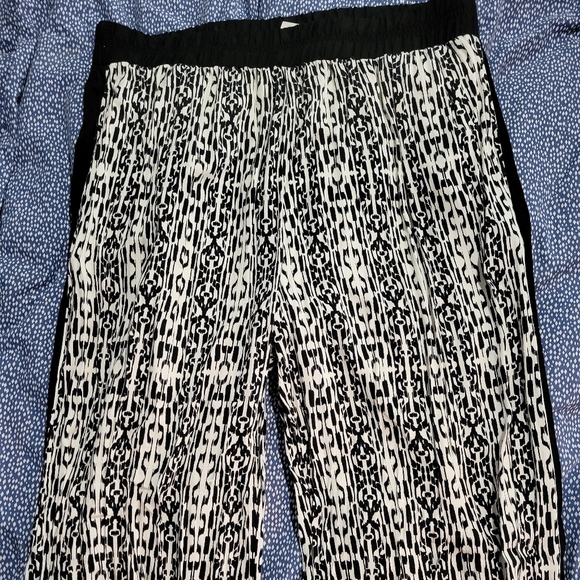 Black and white flowy pants with pockets size M - Picture 1 of 3